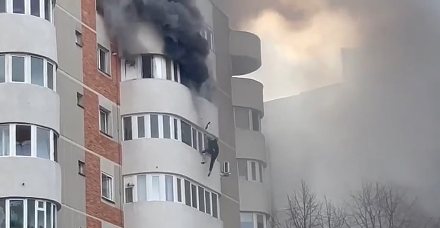 SOCANT: A murit sub ochii pompierilor impasibili