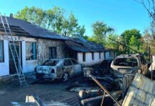 Un garaj și două autoturisme au ars într-o gospodărie din Lăceni