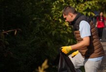 Octavian Teodorescu, alături de voluntari la curățenie. O tonă de deșeuri, strânsă de pe centura Alexandriei
